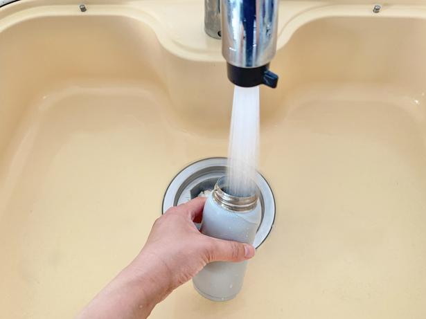 よくすすいでください（▶茶渋は落ちた？） 撮影／ひとか