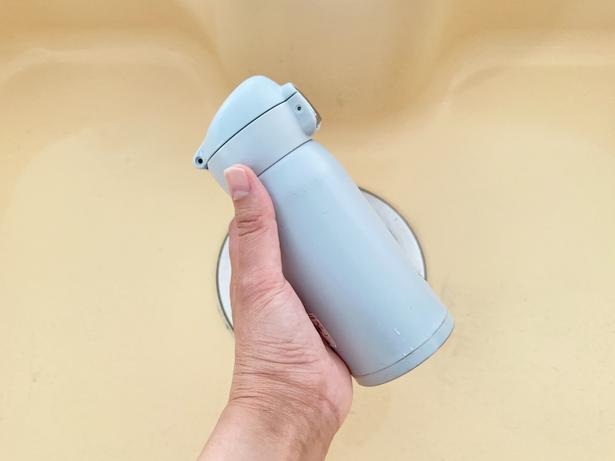 水筒のフタを閉めて、1分間振ってください（▶次へ） 撮影／ひとか