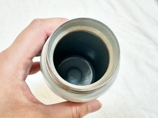 フチには茶渋が残ってしまいました（▶次はコップの茶渋を確認） 撮影／ひとか