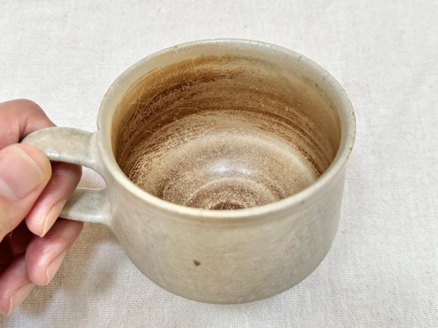 毎日緑茶やコーヒーを飲んでいるコップには、頑固な茶渋がついています（▶これも落ちる？） 撮影／ひとか