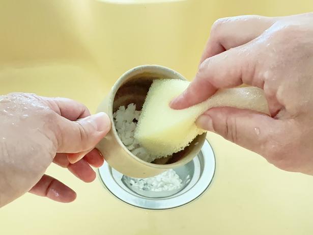 濡らしたスポンジで、卵の殻をコップにこすりつけるように磨きます（▶次へ） 撮影／ひとか