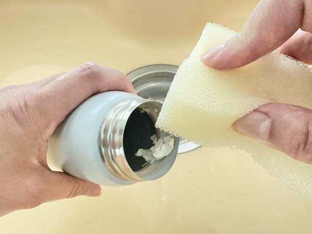 水筒のフチに卵の殻を乗せ、スポンジでこすってみます（▶結果は？） 撮影／ひとか