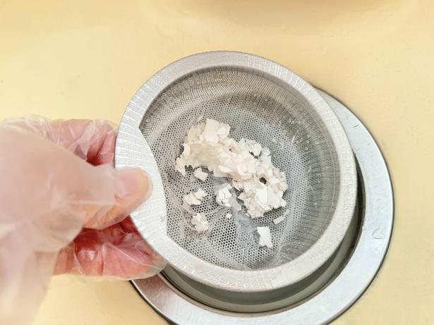 細かい卵の殻が排水管に流れないように、ゴミ受けに排水口ネットをかけておくのがベスト 撮影／ひとか