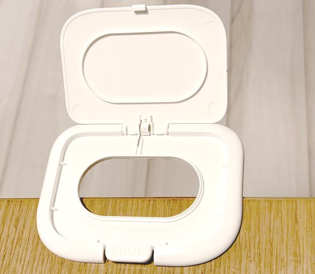 ウェットティッシュの蓋を半分はみ出るようにテーブルに貼ります。（▶次へ） 撮影／ゆき