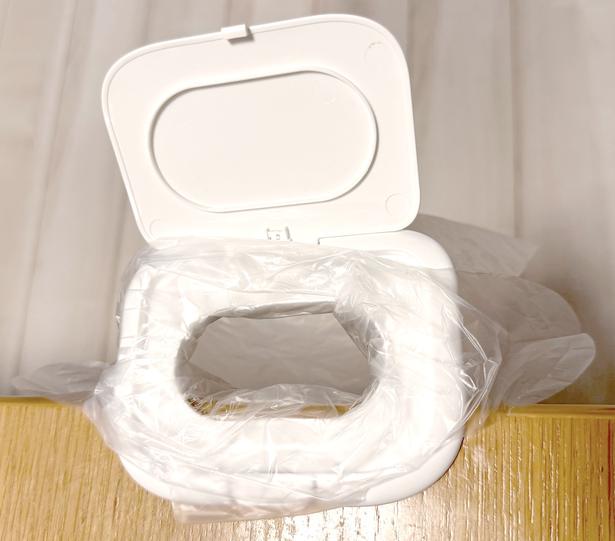 ウェットティッシュの蓋の穴の中にビニール袋を入れて完成！（▶次へ） 撮影／ゆき