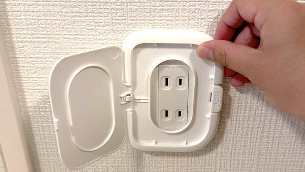 ウェットティッシュの蓋がコンセントに干渉しないように位置を決める（▶次へ） 撮影／ゆき