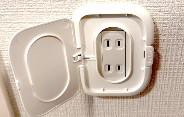 ウェットティッシュの蓋のはくり紙を剥がして貼り付ける（▶次へ） 撮影／ゆき