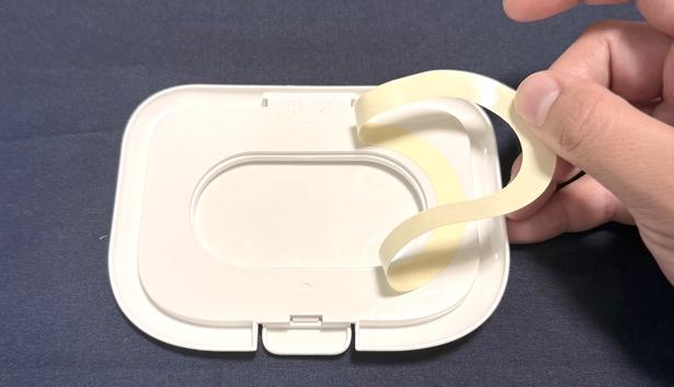 ウェットティッシュの蓋のはくり紙を剥がして…。（▶次へ） 撮影／ゆき