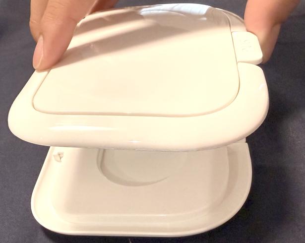2つのウェットティッシュの蓋の、粘着面同士が合うようにして…(▶次へ) 撮影/ゆき