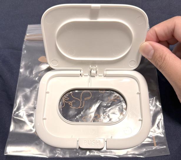切った穴に合わせてウェットティッシュの蓋を貼り付ける（▶次へ） 撮影／ゆき