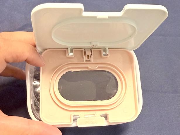 チャック付きポーチにウェットティッシュの蓋を合わせる（▶次へ） 撮影／ゆき