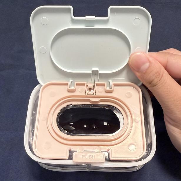 切った穴に合わせてウェットティッシュの蓋を貼り付ける（▶次へ） 撮影／ゆき