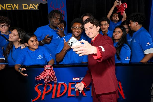 『スパイダーマン：ブランド・ニュー・デイ』ワールドプレミアでファンサービスに応じるトム・ホランド