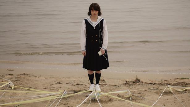 見えない敵と対峙するエレナ、決着の行方は…(『インビジブルハーフ』)