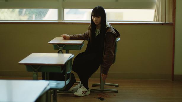 いじめの標的となっていたクラスメイト。常に耳に付けていたイヤホンを失ったことで、不可解な行動をとり始める(『インビジブルハーフ』)