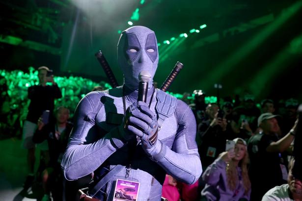 【写真を見る】ライアン・レイノルズ演じるデッドプールが客席からサプライズ登場