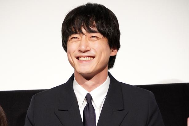 坂口健太郎、完成披露を迎えて笑顔！