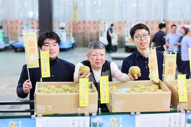 競り落とした買参人たちの活気あふれる1枚