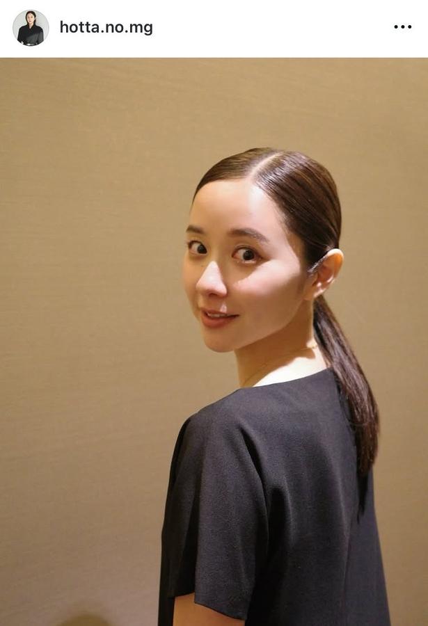 【写真】堀田真由、“艶やか”振り返りポニーテール姿