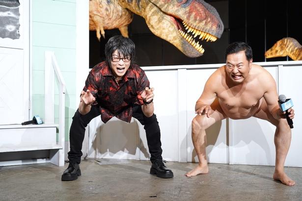 【写真を見る】声優・森川智之、とにかく明るい安村のレクチャーで恐竜に関する“はいてますよ”ポーズを披露！