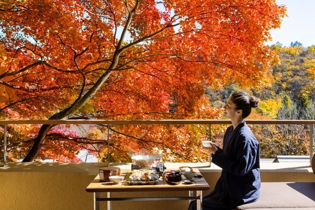 山路地の部屋テラスで紅葉を眺めながら味わうインルームダイニング朝食