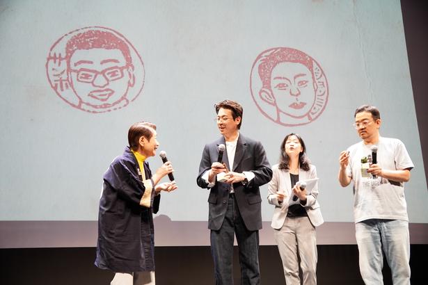 【写真を見る】そっくり!パク・ジョンミン&ヨン・サンホ監督に、似顔絵と名前が彫られた“世界に1つだけ”のハンコが送られた