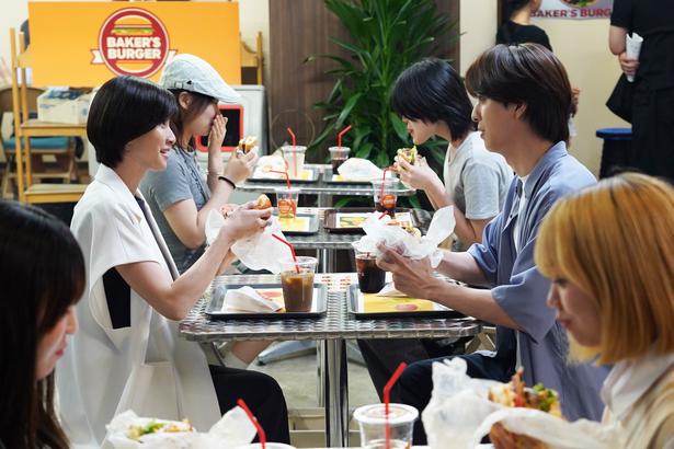 葵(内田有紀)＆澄晴(寺西拓人)はハンバーガー店でデートをする