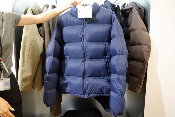 「ライトダウンボリュームジャケット」(9990円)は、ゆったり着られるオーバーサイズ。写真はLサイズ。撥水機能付きで雨の日も安心