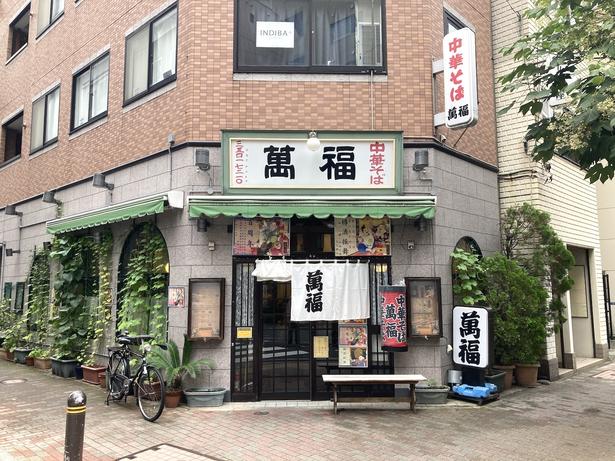 看板や暖簾、赤提灯など昔ながらの雰囲気がただよう