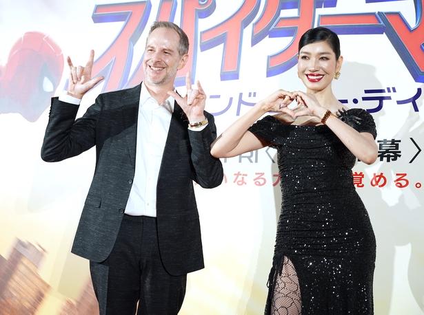 アンミカ＆セオドール・ミラー夫婦も仲良くポーズを決めていた