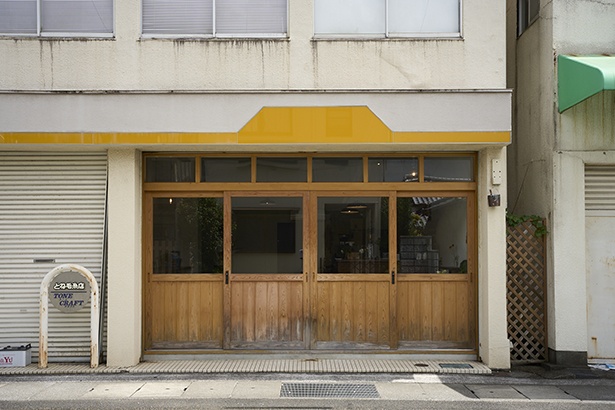 前面がすべて引き戸で入りやすい、間口の広い店構え