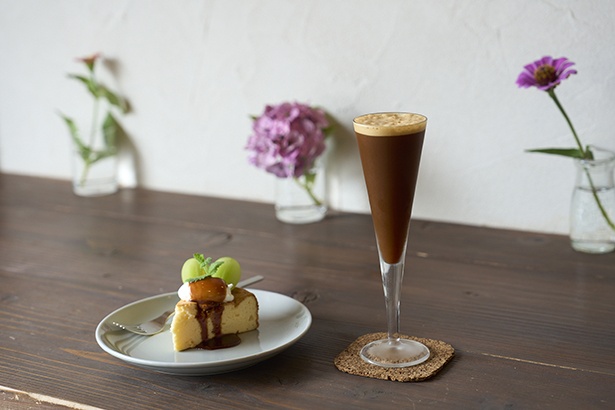エスプレッソの香味が冴えるシェケラート650円。ベイクドチーズケーキ550円など、日替りのケーキを目当てに訪れるお客も多い