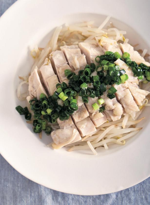 「蒸し鶏のゆずこしょうレモンだれ」 （C）新谷友里江／主婦と生活社