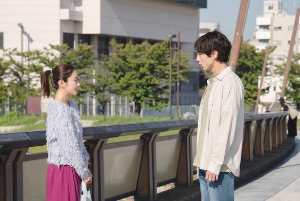 【写真を見る】見つめ合う⼣平(坂⼝健太郎)と紗⽉(堀⽥真由)