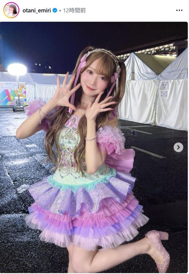 LOVE・大谷映美里、フリルたっぷりの“ジュエリー衣装”×ハーフツイン姿