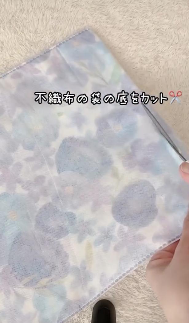 袋の底をカット▶リボンから…（⇒次へ） himino_linococo_babyさんのInstagramより