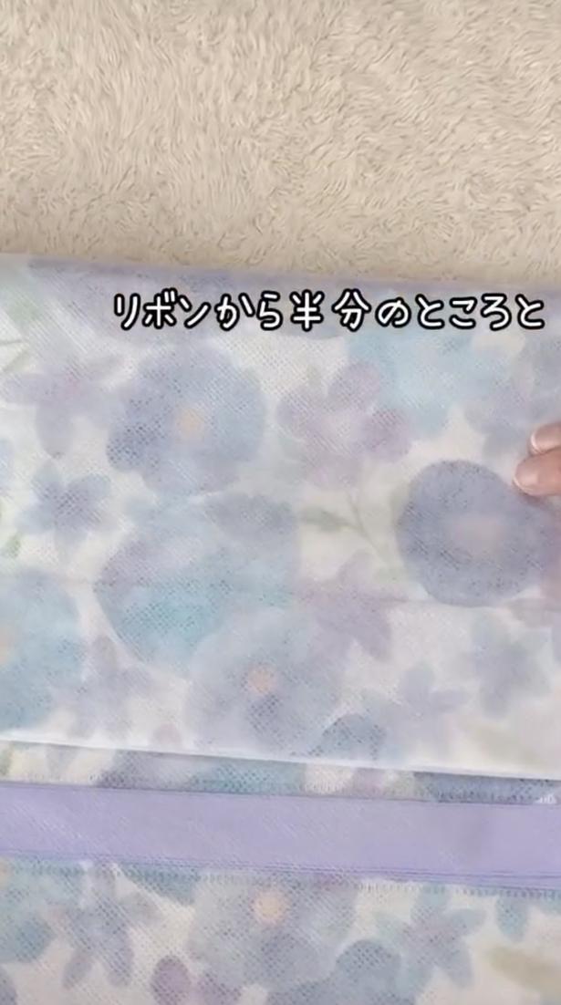 半分折った左右の端に印を付ける▶中央にも印を付け…（⇒次へ） himino_linococo_babyさんのInstagramより