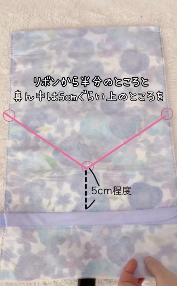3点が結ぶように印が付く▶前面だけカットして…（⇒次へ） himino_linococo_babyさんのInstagramより