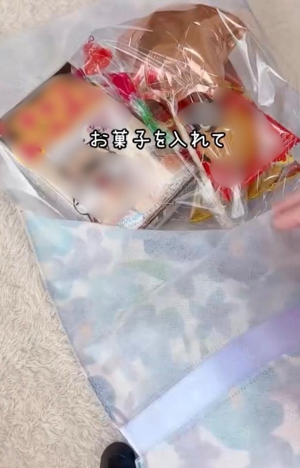 バルーンとお菓子の袋を入れる▶リボンを結べば…（⇒次へ） himino_linococo_babyさんのInstagramより