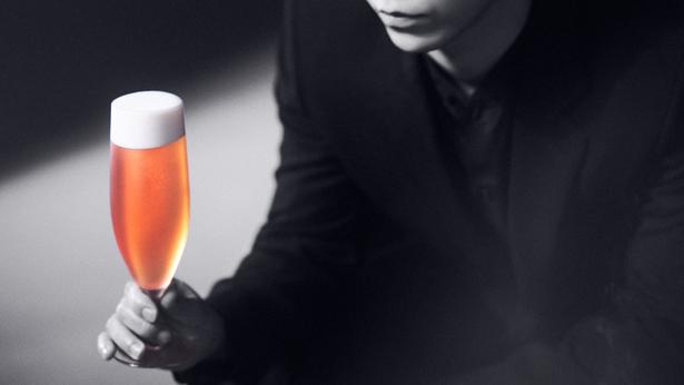 亀梨和也×アサヒ空想開発局のビール「アサヒ KAME BEER」発売 エプロン