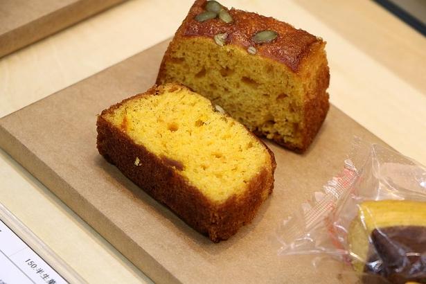 ペーストを練り込んで、しっとりと焼き上げた「ほめられかぼちゃのパウンドケーキ」(490円)は、濃厚な甘みが特徴！