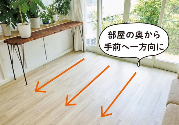 部屋の奥から手前へ一方向に 撮影／保田悟史