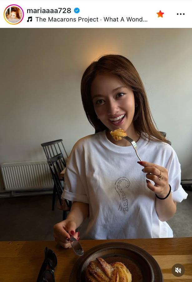 【写真】谷まりあ、白い“シンプルな”半袖でフォークを運ぶ姿