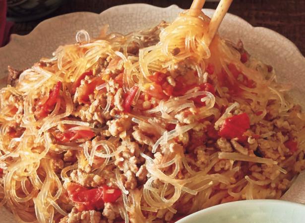 はるさめがうまみ満点の煮汁を吸って美味「ひき肉とトマトのはるさめ煮」 レシピ考案/小林まさみ　撮影/邑口京一郎