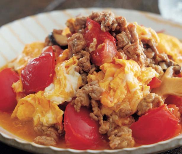 ピリ辛トマトとふんわり卵が好相性「ひき肉とトマトのふんわり卵炒め」 レシピ考案/堤人美 撮影/木村拓
