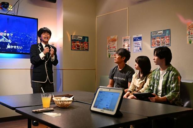 歩夢(川口和空)は、歌の途中で失恋のつらさがこみ上げて号泣…