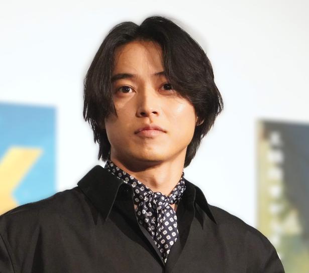 山崎賢人が自身の公式Instagramを更新
