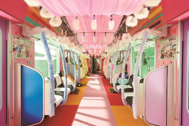 MV撮影時の90000系車内。FRUITS ZIPPERの世界観で特別装飾が施された