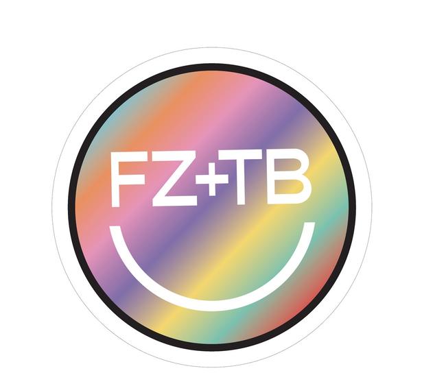 1コース達成でもらえるロゴステッカー。「FZ+TB」のロゴとスマイルマークが入ったデザインだ