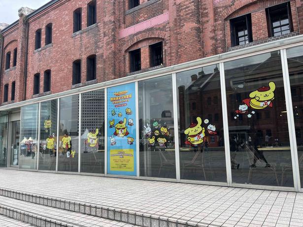 フードコートの窓ガラスにはポムポムプリンの装飾が！